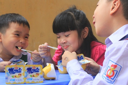 Vì sao trẻ thích ăn váng sữa? - 1 Váng sữa được trẻ em coi là quà bố
mẹ phát sau mỗi chiều đi học về