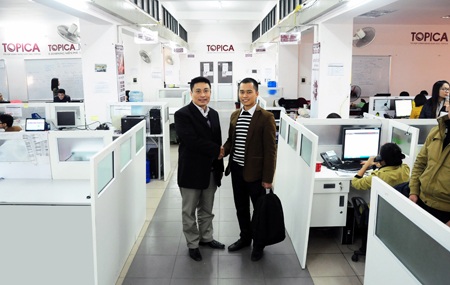 Nhân tài Việt trẻ được đưa đón bằng Camry của Uber - 4 Lãnh đạo Topica chào đón quản lý mới tại văn phòng