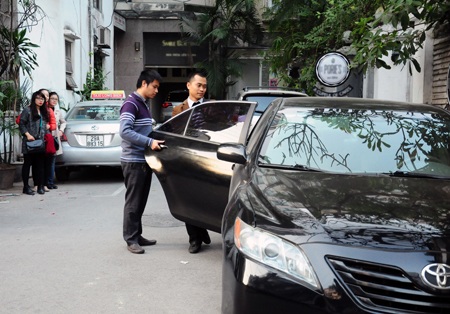 Nhân tài Việt trẻ được đưa đón bằng Camry của Uber - 1 Quản lý mới của Topica được đưa đón đi làm ngay ngày đầu tiên
bằng xe hạng sang của Uber