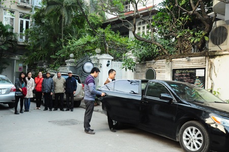 Nhân tài Việt trẻ được đưa đón bằng Camry của Uber - 3 Gia đình và hàng xóm ngạc nhiên khi thấy chiếc xe đến đón anh
Tuấn