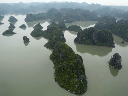 Vịnh Hạ Long hùng vĩ trong ống kính truyền thông nước ngoài - 1 Vịnh Hạ Long hùng vĩ trong ống kính truyền thông nước ngoài