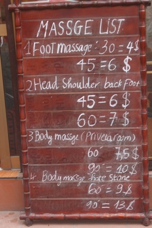 Cũng như massage, dịch vụ tắm thuốc người Dao ở Sapa được niêm yết bằng cả hai thứ tiếng