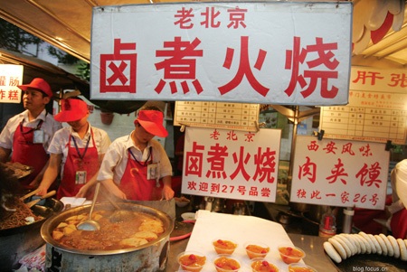 Những món đồ ăn vặt ở Bắc Kinh khiến du khách “mê mẩn” - 2 Một cửa hàng bán món thịt hầm nhừ nổi tiếng trên đường phố Bắc Kinh.