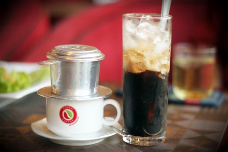 Hai loại cafe Việt Nam trong danh sách đáng thưởng thức nhất thế giới - 2 Cafe đen đá của Việt Nam chinh phục nhiều vị khách khó tính