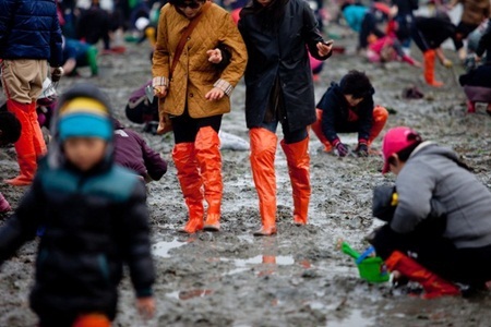 Khách du lịch thích thú khi đi giữa biển