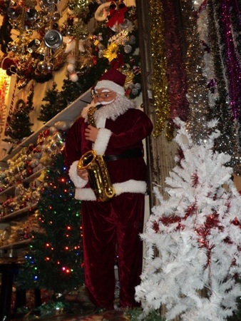 Noel đến gần, thị trường quà tặng nóng lên từng giờ… | Báo Dân trí