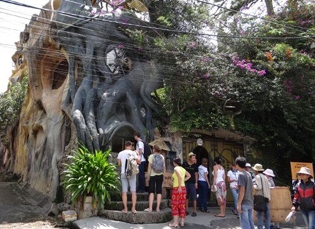 Du khách thích thú với ngôi nhà điên ở Đà Lạt - 1 Du khách tới thăm ngôi nhà điên ở Đà Lạt