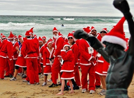 Khám phá những phong tục Noel lạ đời nhất thế giới - 1 Các ông già Noel ở New Zealand