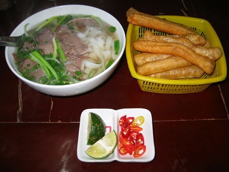 Món ăn Việt khiến "khách Tây" suýt xoa - 1 Đất Hà thành là nơi có nhiều quán phở bò nổi tiếng
