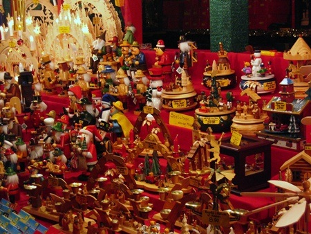 Những khu chợ Noel nổi tiếng và rực rỡ nhất thế giới - 10 Các món hàng đồ chơi bày bán trong chợ