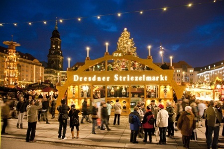 Từng dòng người tới mua sắm tấp nập ở khu vực cổng chợ