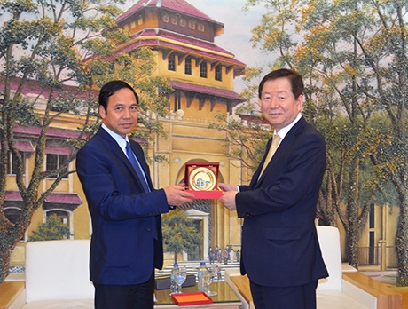 Phó Chủ tịch UBND tỉnh Đặng Huy Hậu làm việc với lãnh đạo một số trường Đại học về mô hình tăng trưởng xanh của tỉnh - 2 Đồng chí Đặng Huy Hậu, Phó Chủ tịch UBND tỉnh làm việc với Trường Đại học Quốc gia Hà Nội.