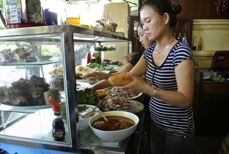 Bà chủ luôn tay từ sắp xếp nguyên liệu trong nhân bánh