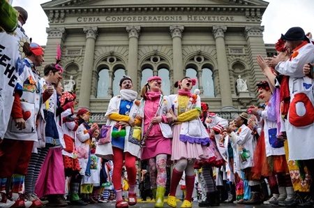 Đường phố Mexico tràn ngập màu sắc của các chú hề