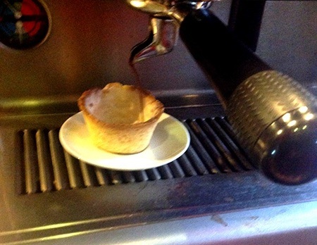 Lòng cốc có phủ chocolate trắng giúp café không bị ngấm nhanh vào thành cốc