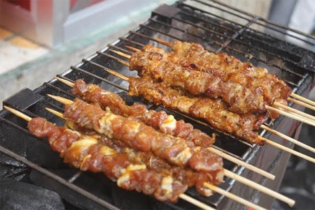 Những món ngon Hà thành có giá dưới 20 nghìn đồng - 3 Nhiều hàng thịt xiên nướng vỉa hè rất đắt khách