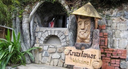 Du khách thích thú với ngôi nhà điên ở Đà Lạt - 3 Lối vào căn nhà