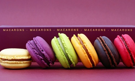 Macaron nhỏ xinh với nhiều màu sắc khác nhau. Một cửa hàng bán Macaron tại Pháp