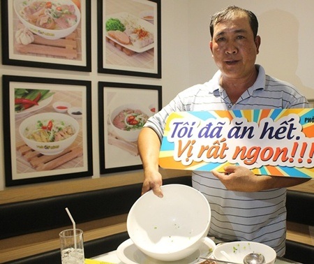 Truyền thông nước ngoài nói về thử thách ăn "phở khổng lồ" ở Việt Nam - 3 Một thực khách đã thắng cuộc trong phần thử thách