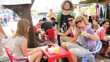 Nhiều du khách nước ngoài thích thú khi được trải nghiệm ẩm thực Việt