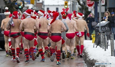 Rất đông khách du lịch và người dân hai bên đường hào hứng ghi lại khoảnh khắc thú vị này