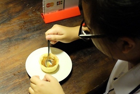 Khi thưởng thức café, bạn nên dùng thìa thay vì uống trực tiếp