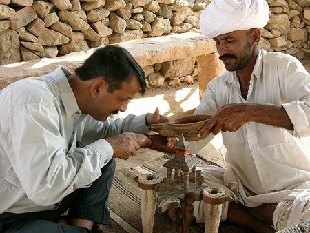 Lạ lùng bộ tộc dùng... thuốc phiện đãi khách quý - 3 Khách dùng món uống ngay trên tay chủ nhà
