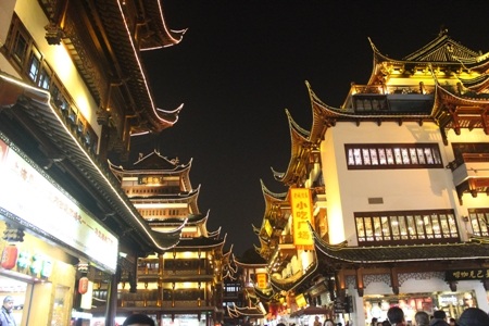 Đêm xuống, Thượng Hải lộng lẫy, rực rỡ sắc màu, hoàn toàn khác với một Thượng Hải ban ngày