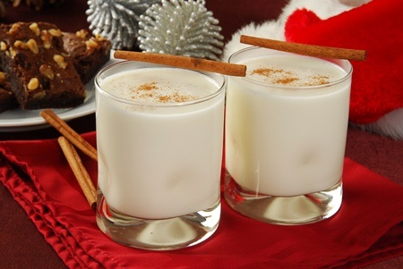 Lễ Giáng sinh người dân các nước trên thế giới ăn gì? - 4 Ly eggnog kem tươi được người Canada ăn dịp Giáng sinh