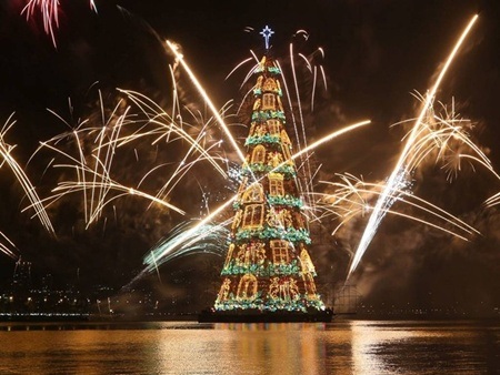 Những cây thông noel độc và lạ nhất thế giới - 4 Những màn bắn pháo hoa đẹp mắt xung quanh cây thông chào lễ Giáng sinh
