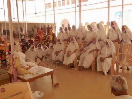 Người tham dự buổi lễ phải mặc đồ trắng để thể hiện sự tôn trọng