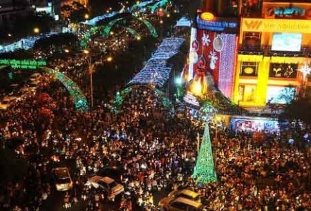 Người dân hai thành phố này hy vọng sẽ có những phút giây vui vẻ trước thềm năm mới 2015.