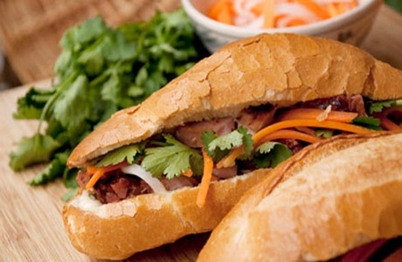 Món ăn Việt khiến "khách Tây" suýt xoa - 5 Một ổ bánh mỳ Hội An hấp dẫn ngon lành