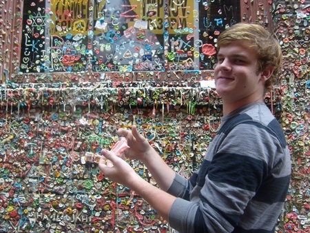 Các bạn trẻ thích thú khi sáng tạo thêm nhiều góc hình mới trên bức tường