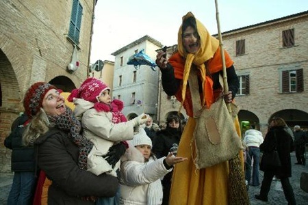 Phù thủy già đi phát quà đêm Noel