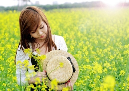 Màu hoa tô điểm thêm nét đẹp hồn hậu của chốn thôn quê. Thiếu nữ làm duyên bên luống cải