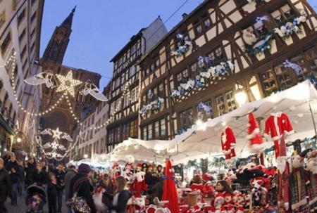 Những khu chợ Noel nổi tiếng và rực rỡ nhất thế giới - 7 Nhà thờ Đức mẹ Strasbourg nằm ngay sát khu chợ