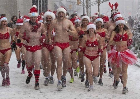 Đoàn người chạy khi tuyết rơi