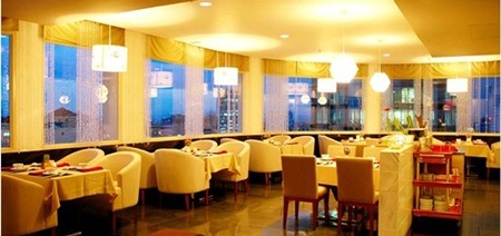  Không gian rộng rãi thoáng đãng của quán với màu trắng chủ đạo