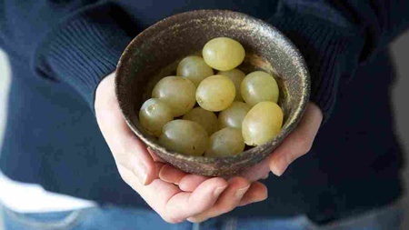 Đủ kiểu chào đón năm mới lạ lùng của các nước - 8 Những Ngài năm cũ