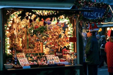 Những khu chợ Noel nổi tiếng và rực rỡ nhất thế giới - 8 Những món đồ Giáng sinh bày bán trong chợ
