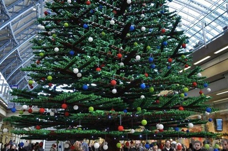 Những cây thông noel độc và lạ nhất thế giới - 8 Cây gồm 600.000 mảnh ghép và 172 nhánh