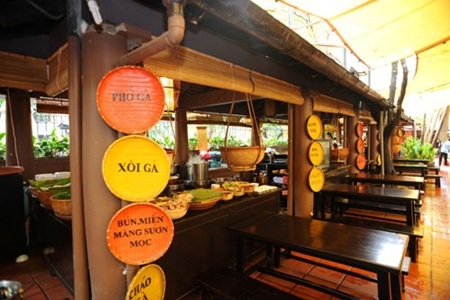 Không gian Việt trong quán Ngon Sài thành.