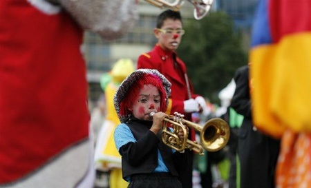 Ngày lễ còn có sự xuất hiện của các chú hề nhí