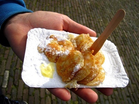 Thưởng thức Poffertjes trên đường phố Amsterdam