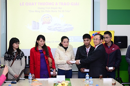 “Hạnh phúc của chúng tôi không gì hơn là niềm vui của các em nhỏ” - 1 Ông Vũ Khánh Toàn – Giám Đốc Marketing Delys JSC Trao Giải Cho Khách Hàng