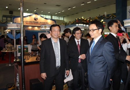 Phó Thủ tướng Vũ Đức Đam tham quan hội chợ VITM Hà Nội 2014