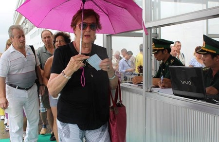 Với quy định mới, du khách phải tốn thời gian làm thủ tục xin visa 