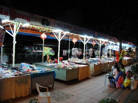 Hàng trăm hộ kinh doanh kiến nghị mở cửa trở lại chợ đêm Đà Lạt  Xã hội   Vietnam VietnamPlus