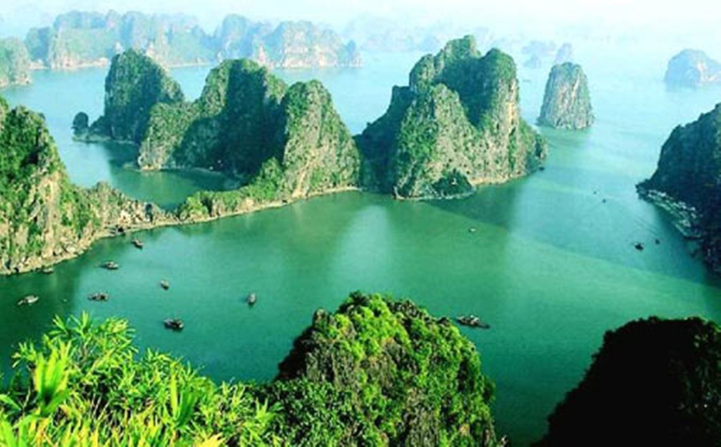 Du lịch Việt Nam “được mùa” vinh danh trên báo nước ngoài - 1 Vịnh Hạ Long là một trong những điểm đến thu hút khách nước ngoài bậc nhất Việt Nam